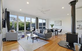 The Dolphin Cottage - 250M To Bay Beach